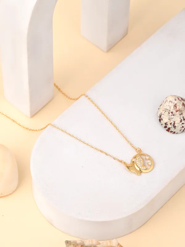 Elegant_Gold_Chain_Necklace_Featuring_a_Delicate_Fish_Charm