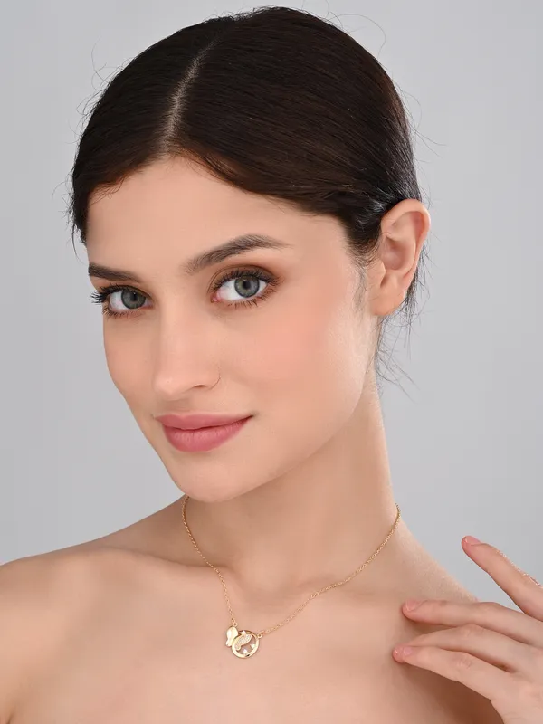 Elegant_Gold_Chain_Necklace_Featuring_a_Delicate_Fish_Charm