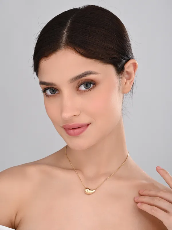 Elegant_Gold_Teardrop_Pendant_Necklace