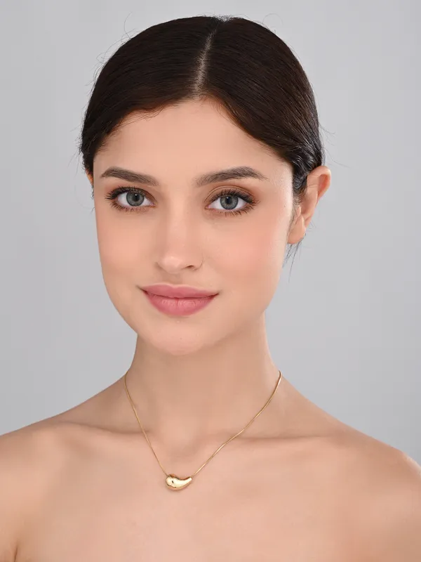 Elegant_Gold_Teardrop_Pendant_Necklace