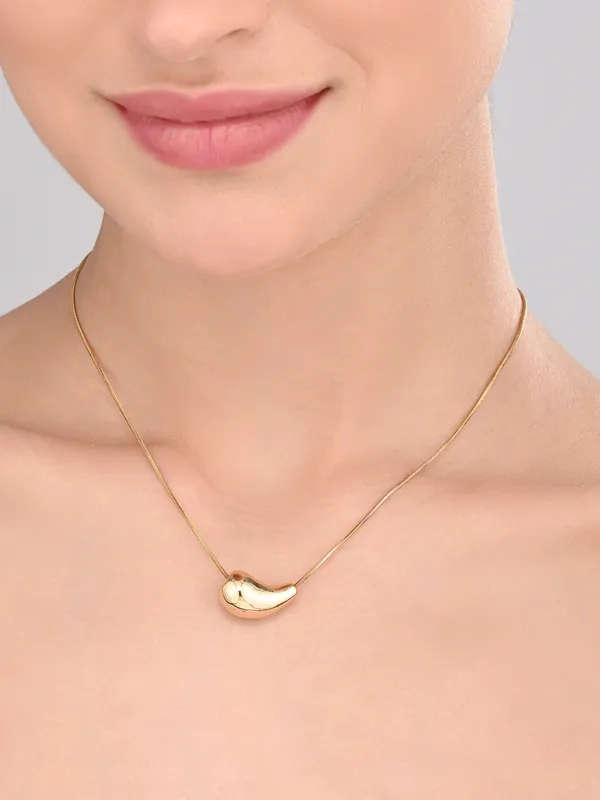 Elegant_Gold_Teardrop_Pendant_Necklace