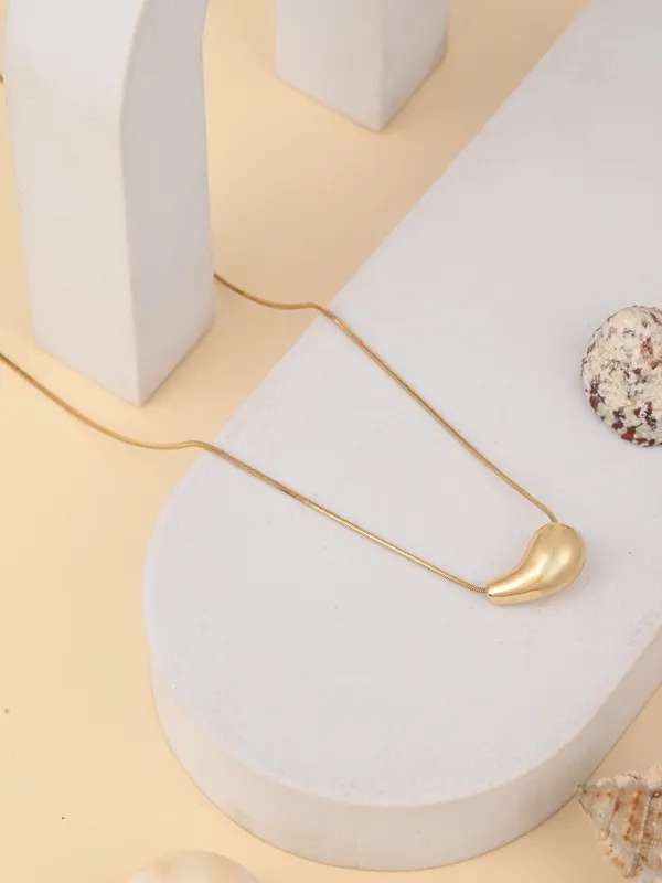 Elegant_Gold_Teardrop_Pendant_Necklace