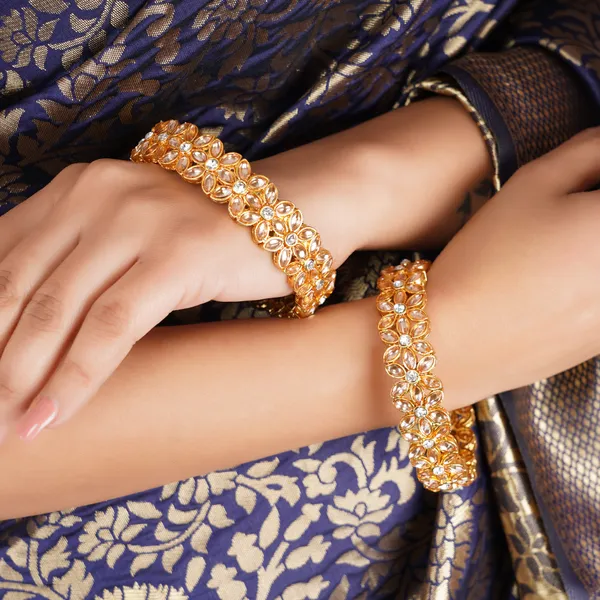 Elegant_Gold-Tone_Floral_Bangle_Set_with_Sparkling_Accents