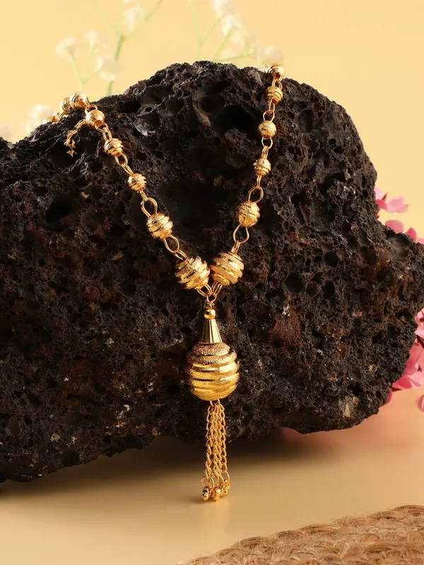 Elegant_Gold_Tone_Textured_Ball_Pendant_Chain_Necklace