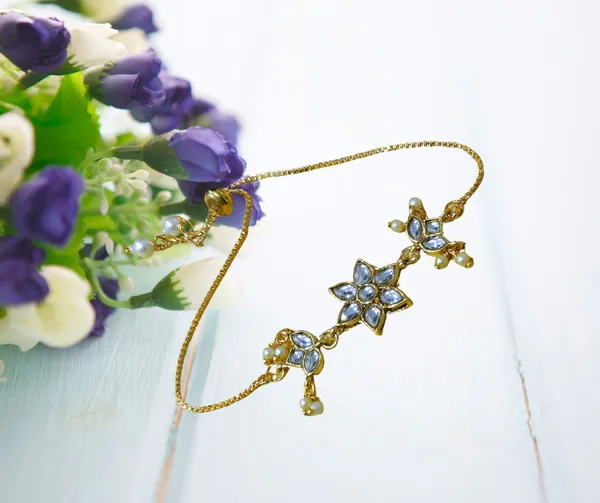 Elegant_Gold-Toned_Starburst_Bracelet_with_Crystal_Accents_and_Delicate_Pearl_Drops