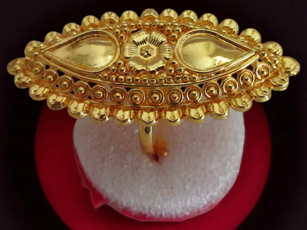 Elegant_Gold-Toned_Statement_Ring_with_Intricate_Detailing