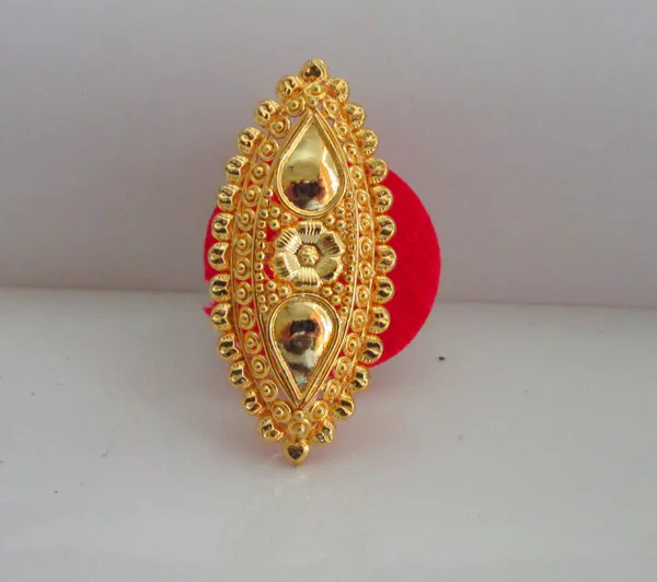 Elegant_Gold-Toned_Statement_Ring_with_Intricate_Detailing