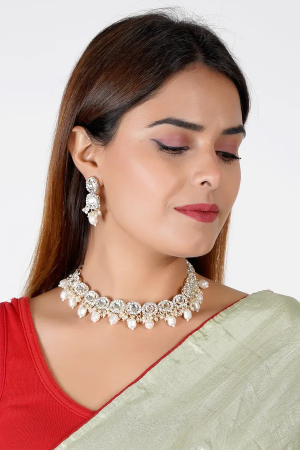 Elegant_Kundan_Choker_Necklace_and_Earrings_Set_with_Delicate_Pearl_Drops