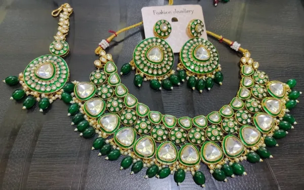 Elegant_Kundan_Style_Necklace_and_Earrings_Set_with_Green_Accents