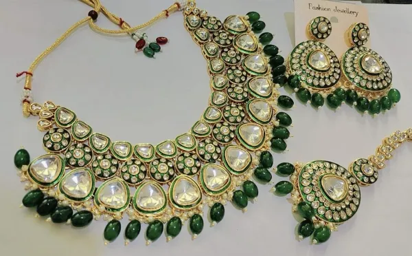 Elegant_Kundan_Style_Necklace_and_Earrings_Set_with_Green_Accents
