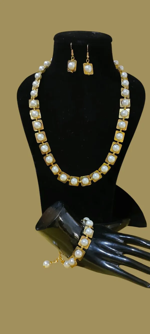 Elegant_Pearl_&_Gold-Tone_Jewelry_Set:_Necklace,_Bracelet_&_Earrings