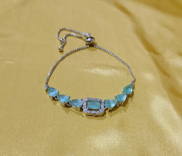 Elegant_Silver-Tone_Bolo_Bracelet_with_Soft_Green_Gemstones_and_Crystal_Accents