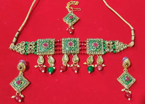 Exquisite_Kundan-Inspired_Jewelry_Set