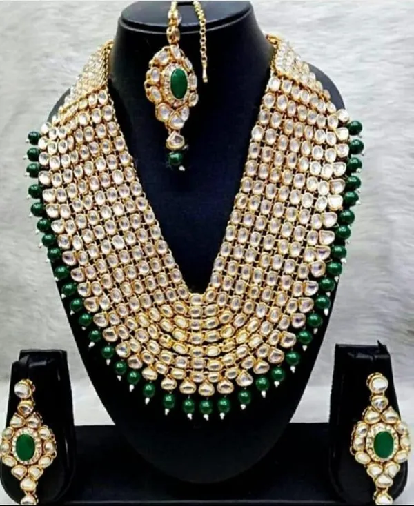 Exquisite_Kundan_&_Emerald_Green_Bridal_Necklace_Set_with_Maang_Tikka_and_Earrings