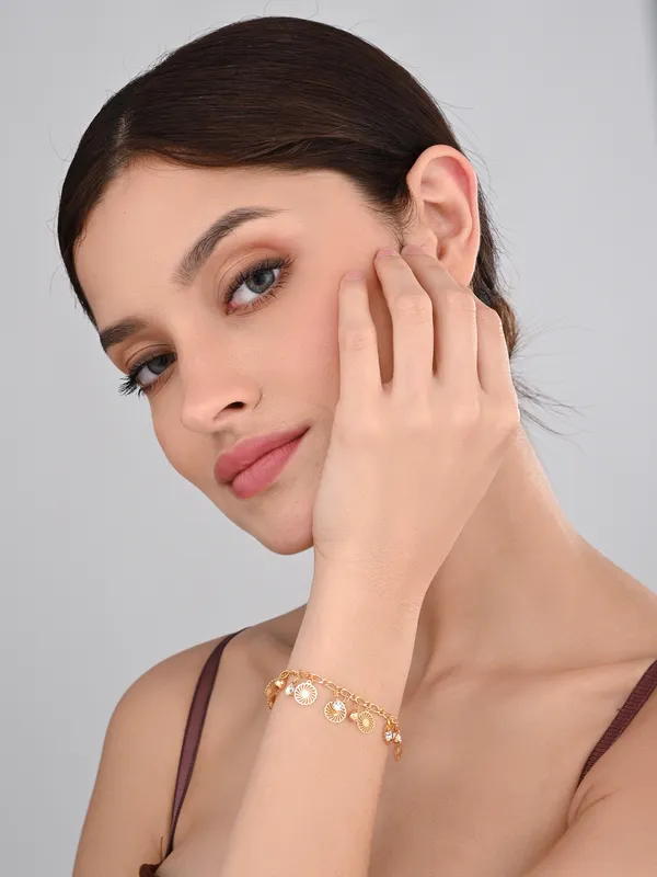 Fashionable_Gold_Bracelet_Featuring_Delicate_Floral_Charms_and_Gems