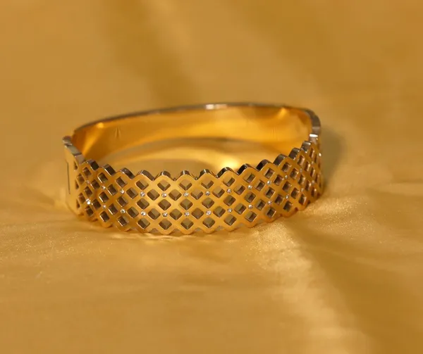 Dazzling_Diamond-Cut_Gold_Bracelet