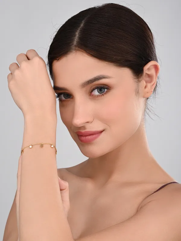 Minimalist_18K_Gold_Plated_Ankle_Chain_with_Hamsa_and_Cubic_Zirconia_Charms