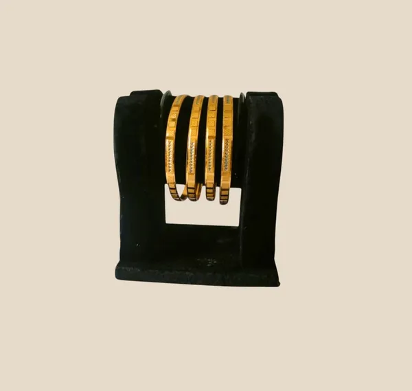 Classic_Gold_Finish_Bangle_Set_of_4
