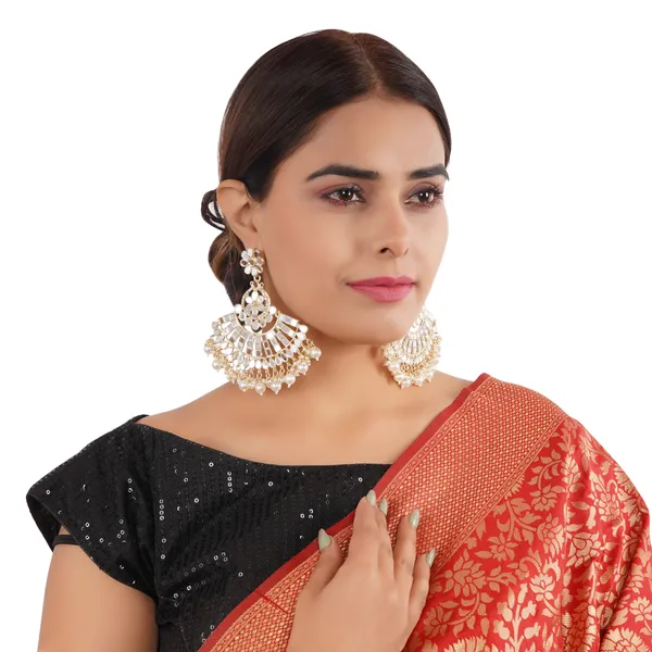 Radiant_Fan-Shaped_Mirror_and_Pearl_Earrings