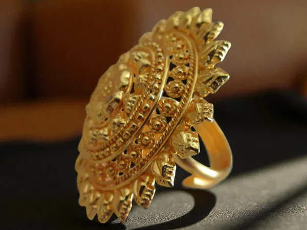 Radiant_Gold-Toned_Floral_Statement_Ring