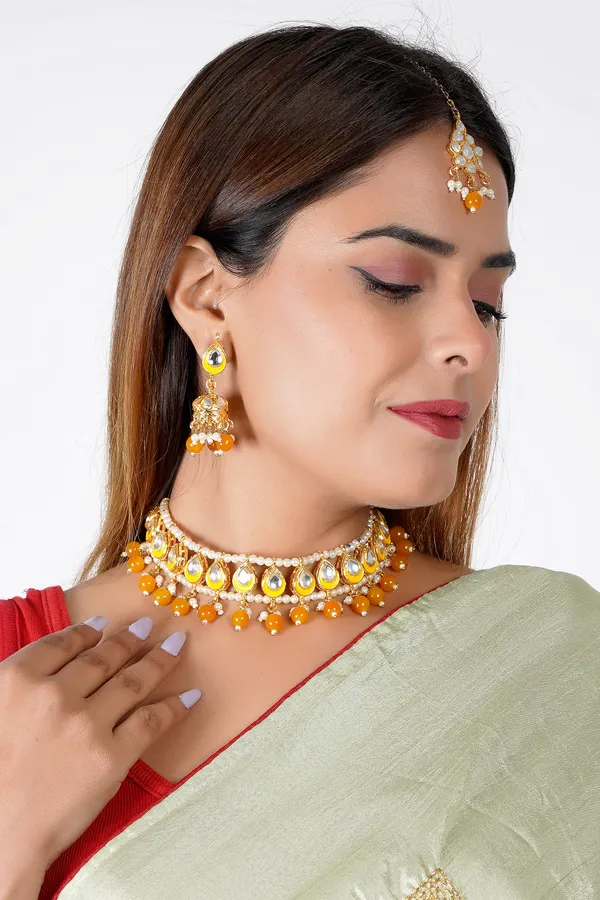 Radiant_Kundan_Choker_Necklace_Set_with_Amber_Beads