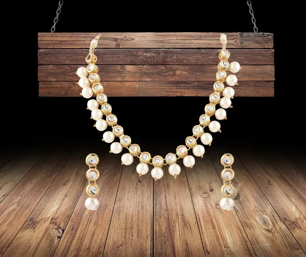 Sleek_Kundan_Necklace_Earrings_Set