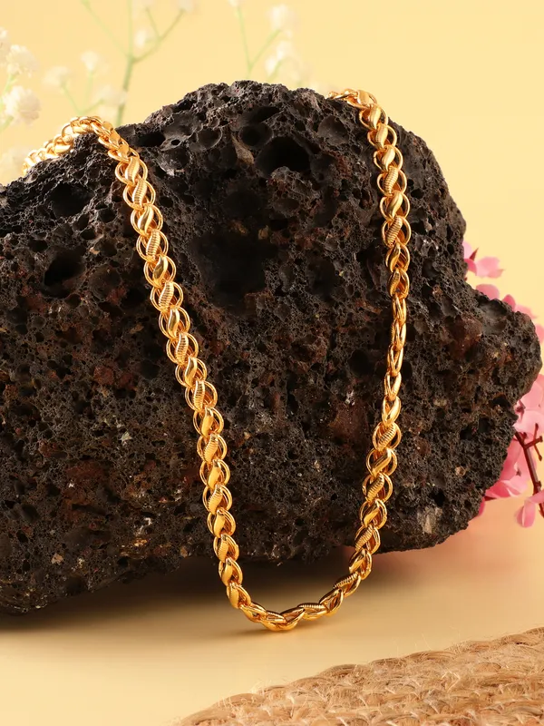 Sophisticated_Interwoven_Link_Chain_in_Gold_Finish