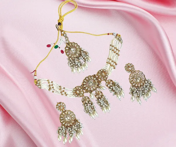 Statement_Ethnic_Jewelry_Set_with_Kundan_Accents