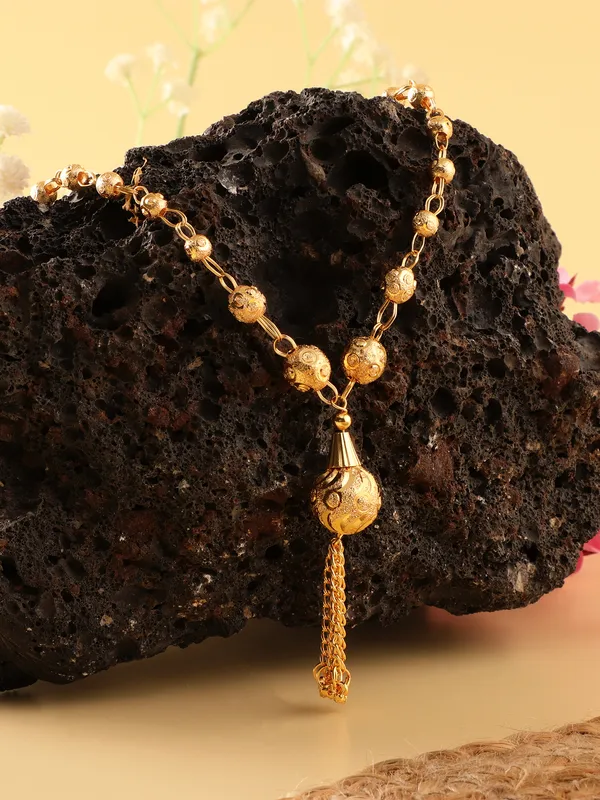 Stylish_Statement_Necklace_with_Detailed_Golden_Spheres