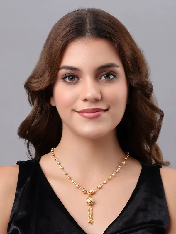 Stylish_Statement_Necklace_with_Detailed_Golden_Spheres