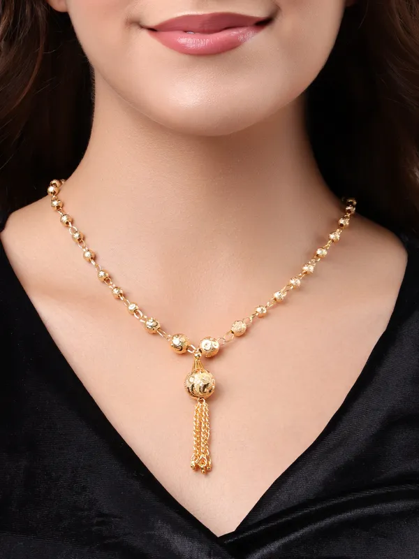 Stylish_Statement_Necklace_with_Detailed_Golden_Spheres