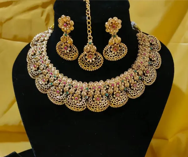 Exquisite_Gold-Toned_Filigree_Necklace,_Earrings_&_Maang_Tikka_Set_with_Jewel_Accents
