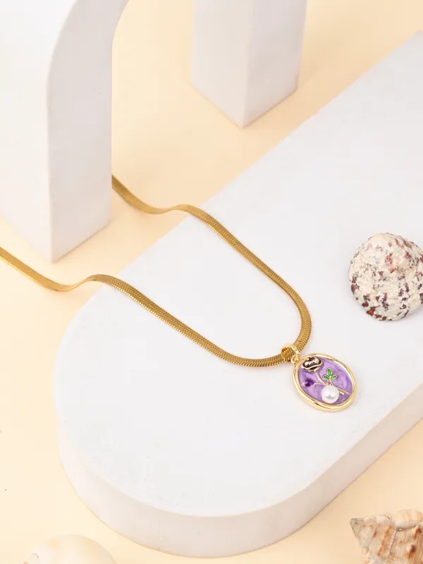 Elegant_Gold_Herringbone_Chain_with_Amethyst_flowerPendant