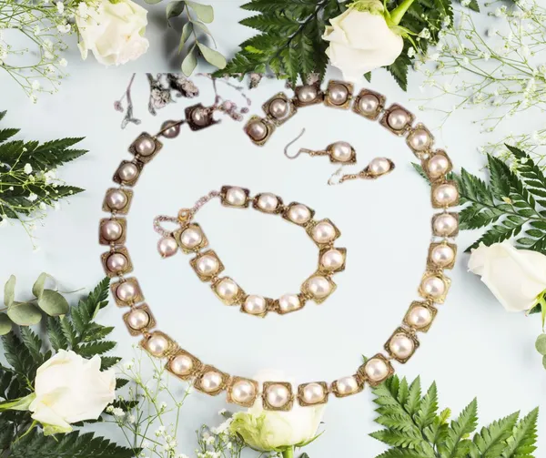 Elegant_Pearl_&_Gold-Tone_Jewelry_Set:_Necklace,_Bracelet_&_Earrings