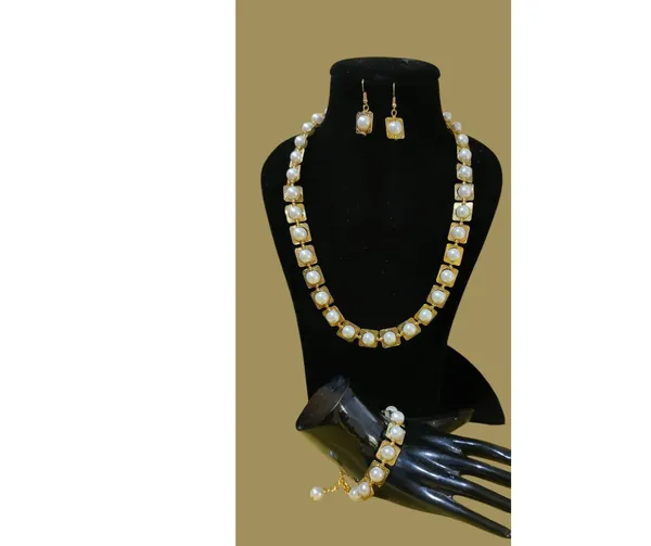 Elegant_Pearl_&_Gold-Tone_Jewelry_Set:_Necklace,_Bracelet_&_Earrings