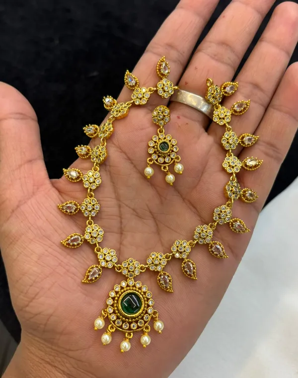 Golden_Alloy_Necklace_For_Women