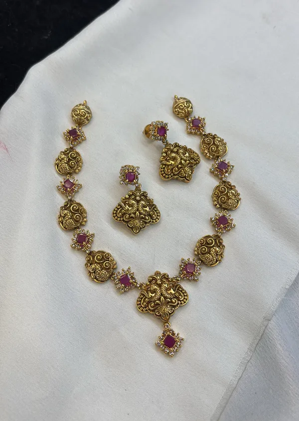 Golden_Alloy_Necklace_Set_For_Women