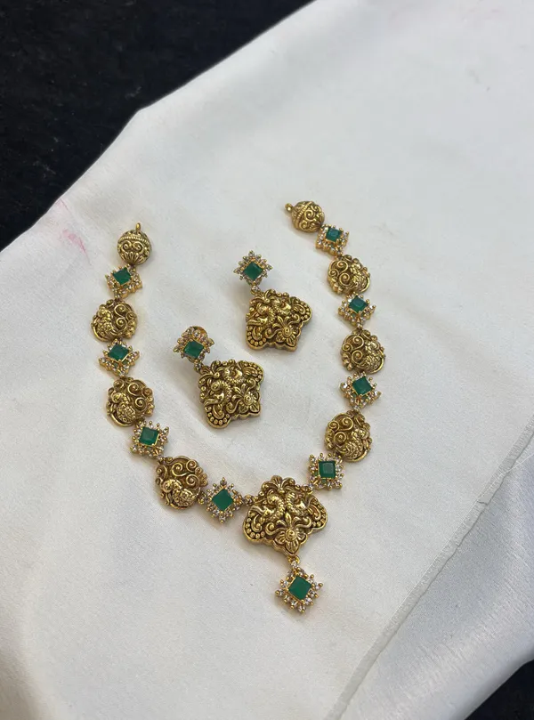 Golden_Alloy_Jewellery_Set_For_Women