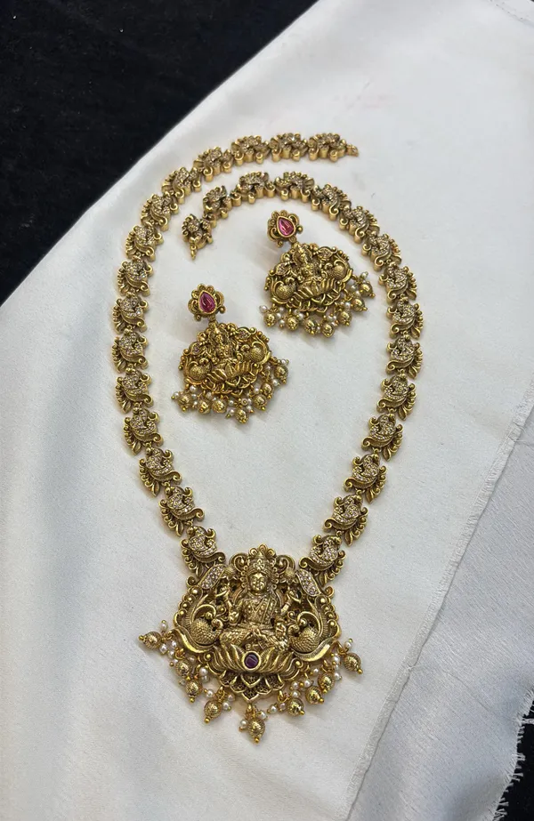 Golden_Alloy_Necklace_Set_For_Women