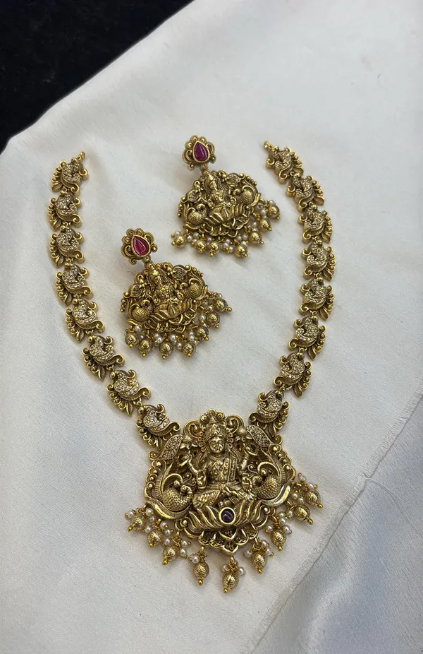 Golden_Alloy_Necklace_Set_For_Women