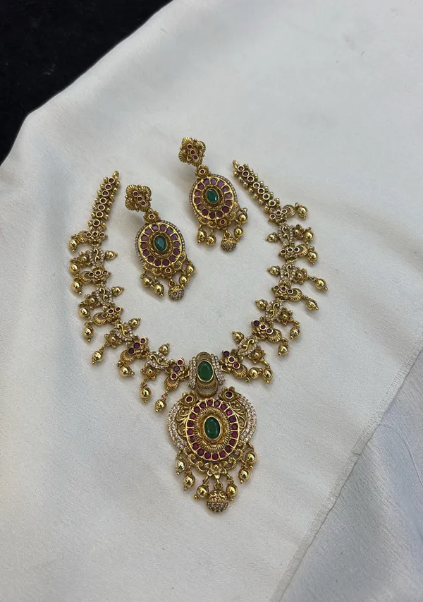 Golden_Alloy_Necklace_Set_For_Women
