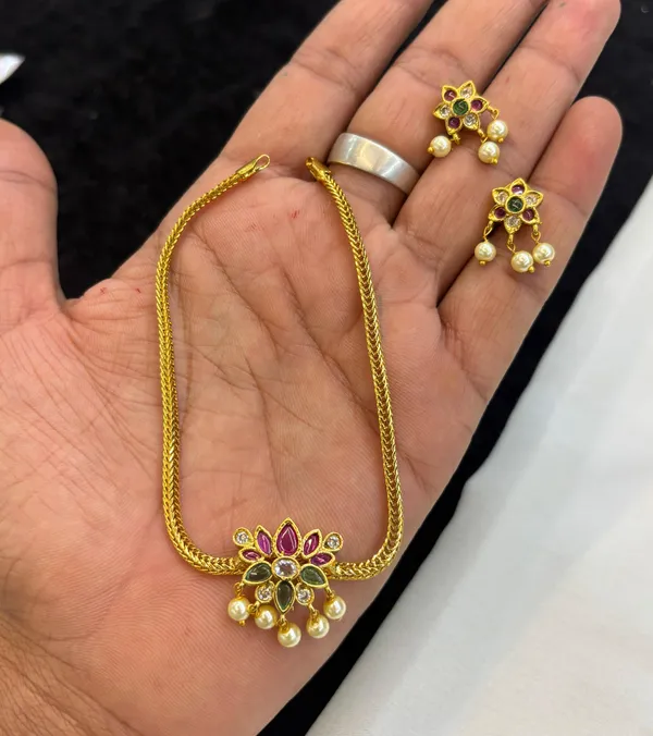 Golden_Alloy_Necklace_Set_For_Women