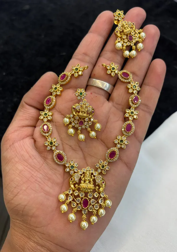 Golden_Alloy_Necklace_Set_For_Women