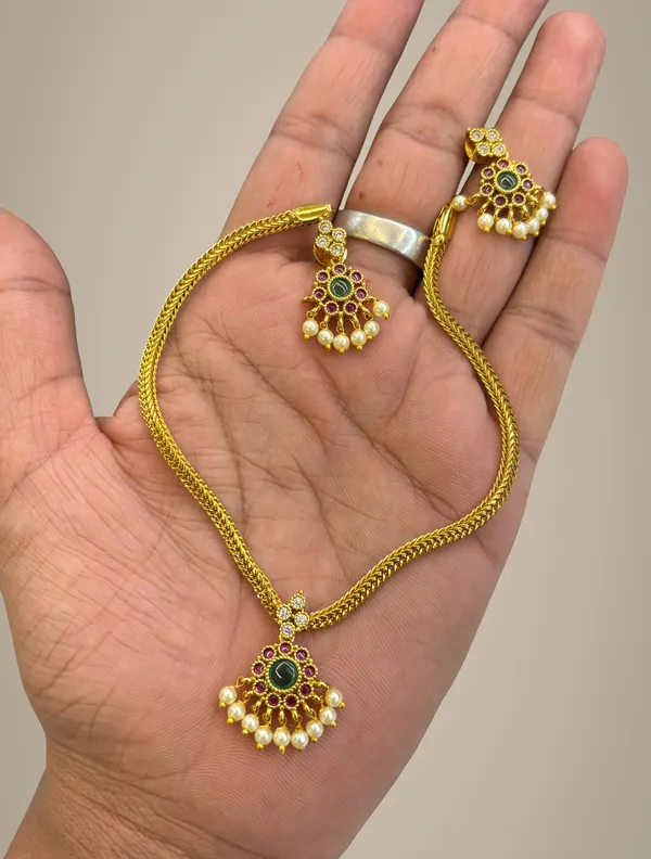 Golden_Alloy_Necklace_Set_For_Women