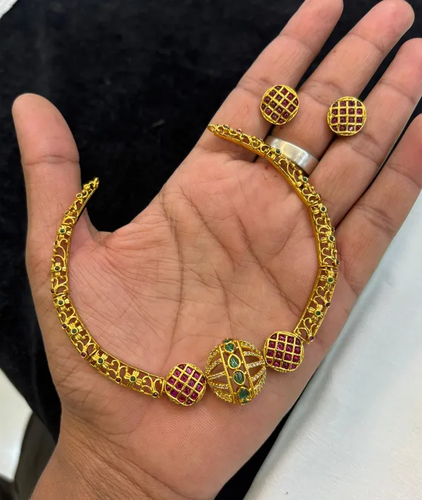Golden_Alloy_Necklace_For_Women