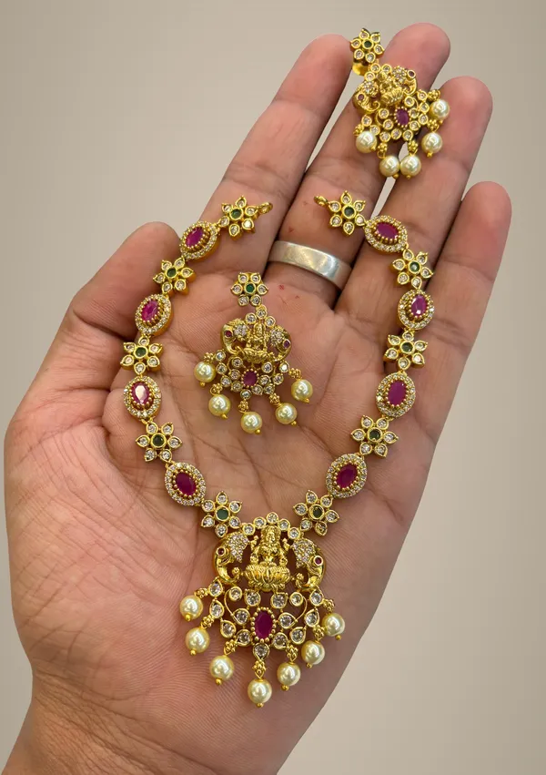 Golden_Alloy_Necklace_Set_For_Women