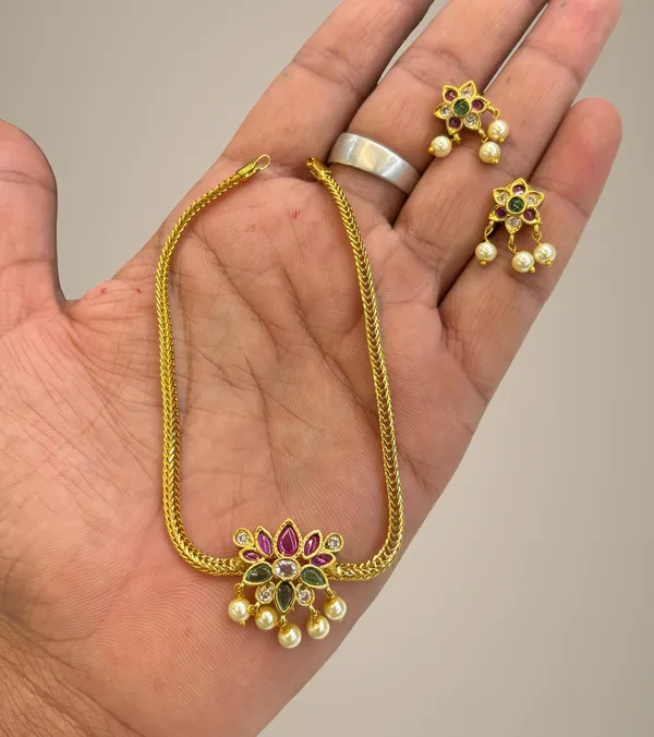 Golden_Alloy_Necklace_Set_For_Women