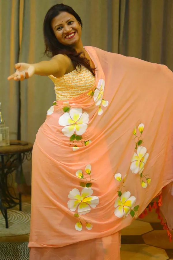 Peach_Hand_Painted_Mul_Cotton_Saree_Without_Blouse_Piece_For_Women_|_Premium_Quality_Lightweight_Sarees_For_All_Ocassion