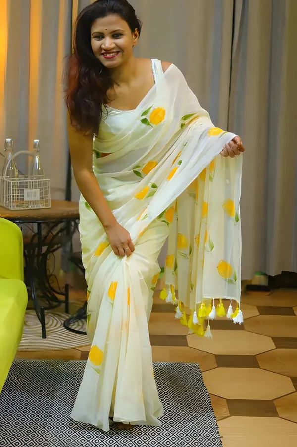 White_Hand_Painted_Mul_Cotton_Saree_Without_Blouse_Piece_For_Women_|_Premium_Quality_Lightweight_Sarees_For_All_Ocassion