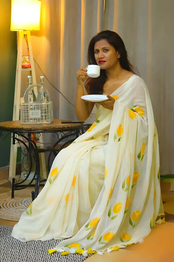 White_Hand_Painted_Mul_Cotton_Saree_Without_Blouse_Piece_For_Women_|_Premium_Quality_Lightweight_Sarees_For_All_Ocassion